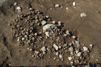 Stensamling där föremål ibland hittas