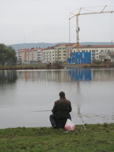 En man som fiskar