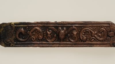 Dekorerad bronsplåt med upphängningsögla