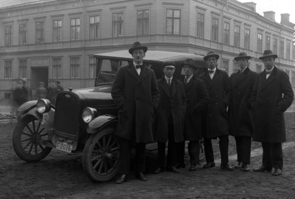 Söndagsklädda unga män på Kapellgatan. Gustav Andersson längst till höger i bild.