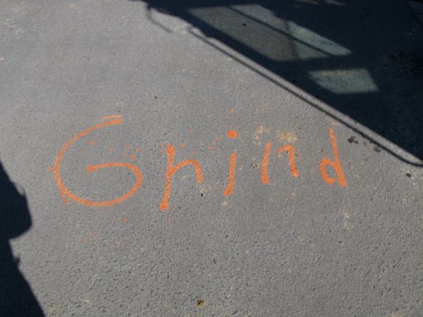 Orange text på asfalt