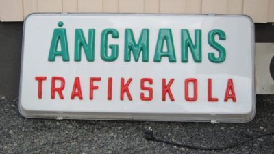 Skylt från Ångmans Bilskola