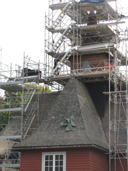 Pågående omtäckning av tornet på Brandstorps kyrka.