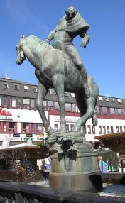 Statyn Folke Filbyter på Stora torget i Linköping