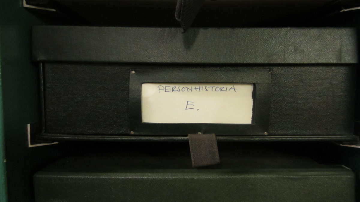 En låda med texten: Personhistoria E.