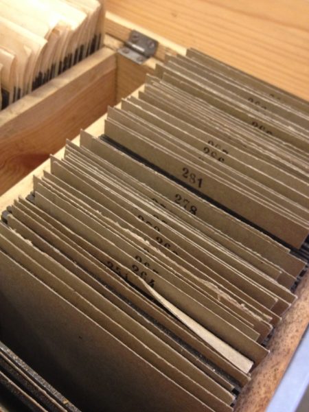 Arkivlåda med bruna-pappersmappar i