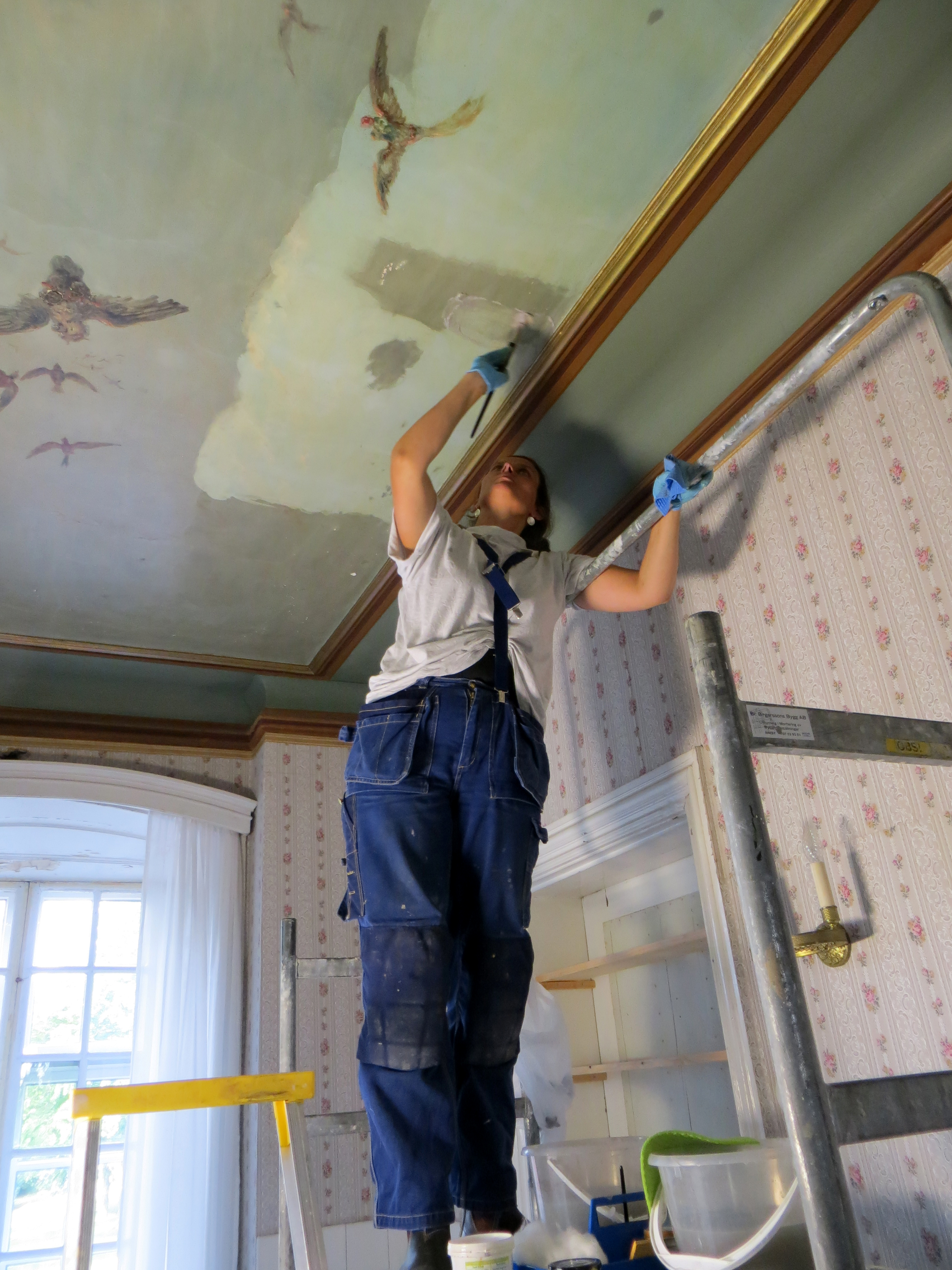 Förmaket, arbetsbilder under rengöring av tak. Uk (1)