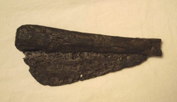 En gammal fällkniv gjord i järn