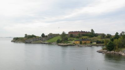 Foto på Sveaborg fästning vid vattnet.