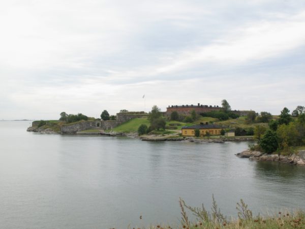 Foto på Sveaborg fästning vid vattnet.