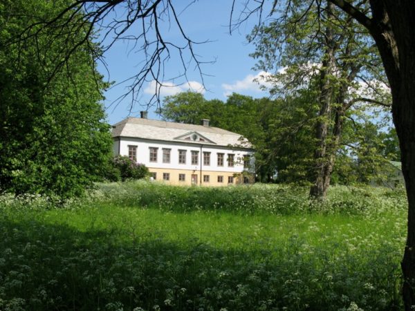 Rosenlunds herrgård med en igenväxt park