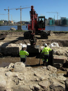 Arkeologer rensar i ett valv av Jönköpings slott