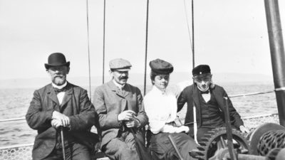 En bild på fyra människor på en båt hämtad ur John Bauersamlingen