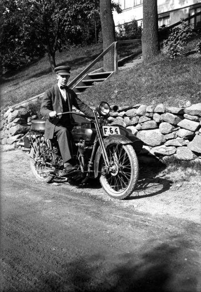 Man på motorcykel på 1920-talet. Svartvitt foto.