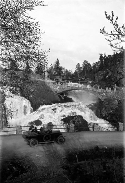 Huskvarnafallet med bil i förgrunden. 1920-tal. Svartvitt foto.