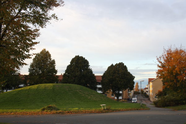 Nutida bild på ett bostadsområde. Det finns en kulle från bronsåldern.