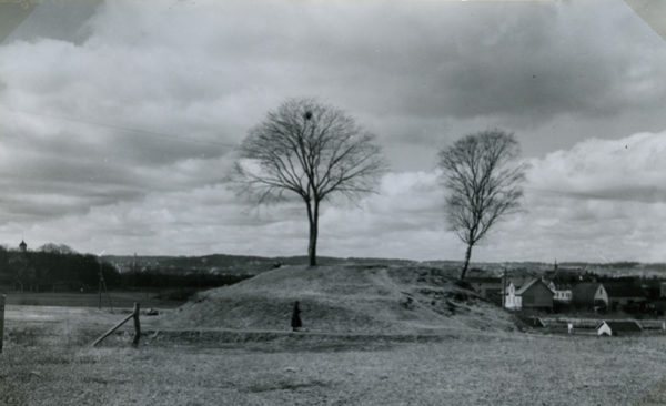 Foto från 1930-talet av Lustig kulle. En avplanad topp finns.