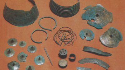 Foto på flera olika fynd i brons.
