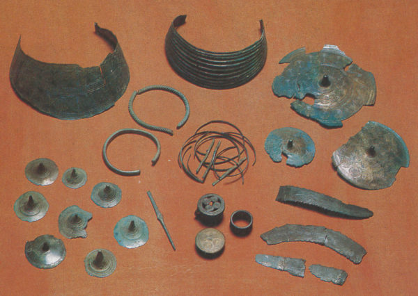 Foto på flera olika fynd i brons.