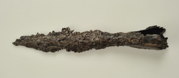 Spjutspets ? sönderrostad efter snart 450 år i den småländska jorden