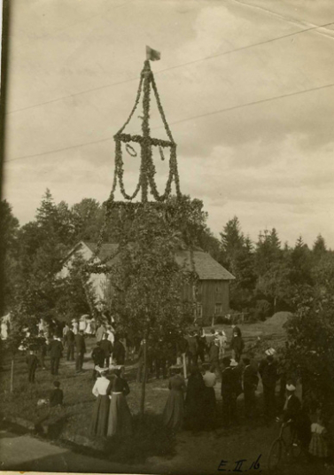 Fotografi föreställande midsommarstång från 1906.