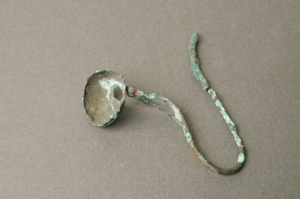 Bronsfynd av en så kallad skålnål