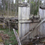 Rester av hjulhusets norrvägg och den gamla vattenrännan