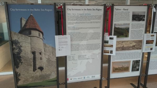 En vandringsutställning med engelsk text om den svenska stormaktstidens städer