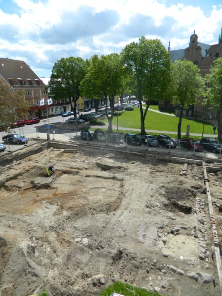 Den färdiggrävda prästgårdstomten i Kristianstad i slutet av maj 2015