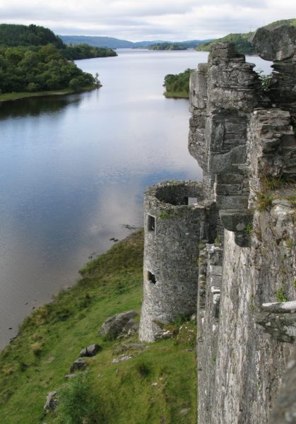 Kort från slottsruinen med utsikt över sjön.
