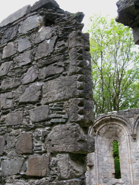Karvsnittsornamentik i 1200-talskapellet vid Dunstaffnage Castle.