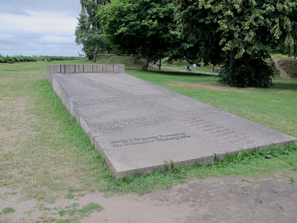 Bild på en platå där ett monument har legat.