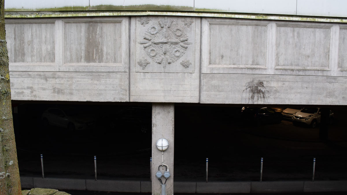 Ett av Lars Stalins ursprungliga dekorativa betongmotiv på cenrumbyggnaden.