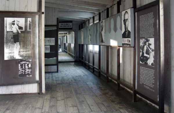 Bild över en barrack som nu har bilder och text om förintelsen och dess offer.