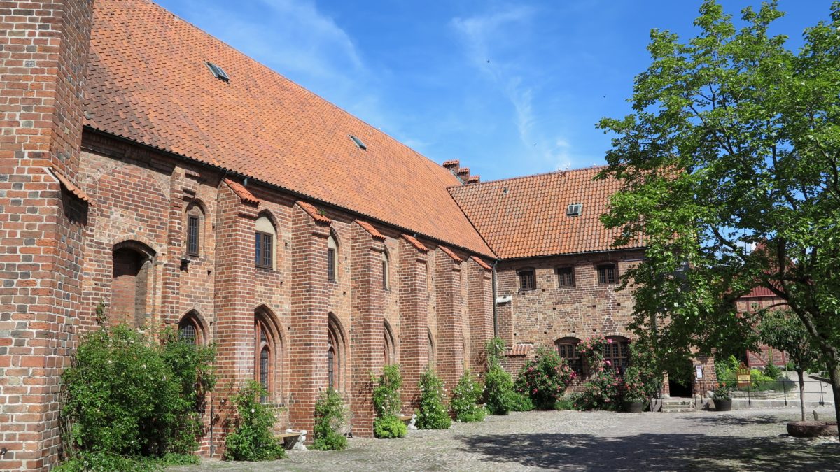 Bild på klostrets längdsida.