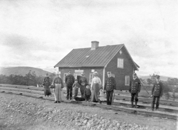 En grupp människor som står på järnvägsräls