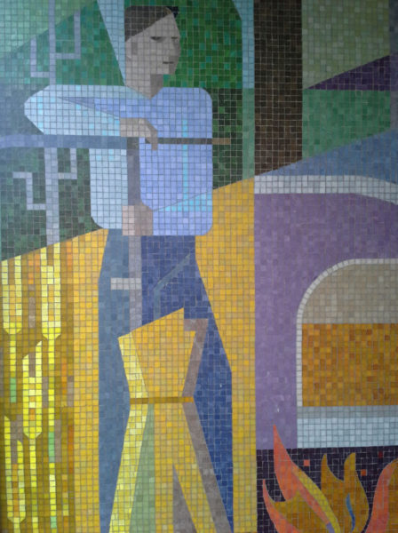 Mosaikmålningen skildrar de tre viktiga näringarna, lant-, glas- och skogsbruk.