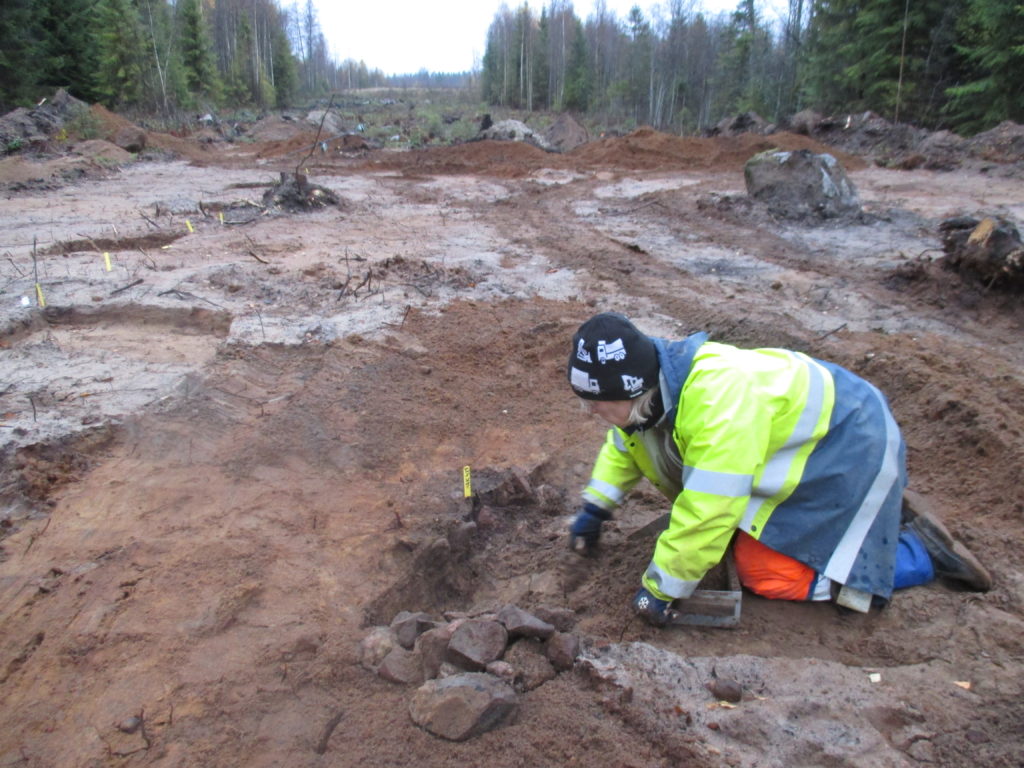En arkeolog gräver där den nya vägen ska byggas.