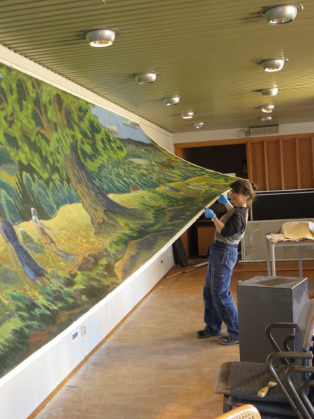 Målningen har lossats från väggen, utom i övre kanten.