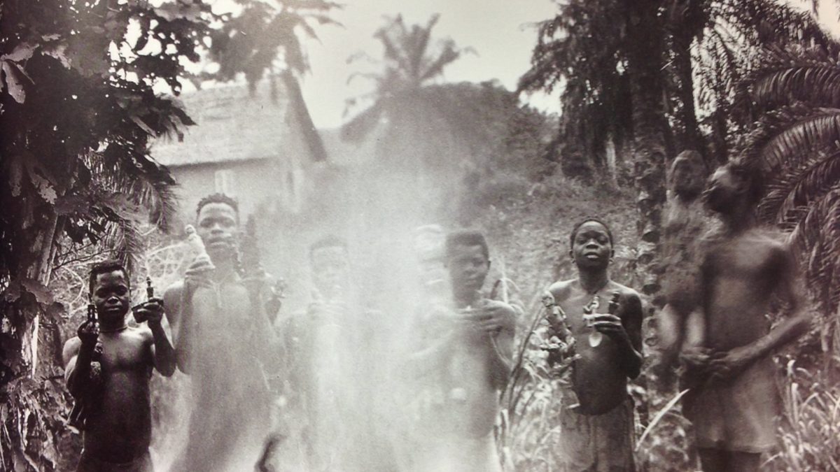 Unga kongolesiska män som ska bränna sina magiska föremål