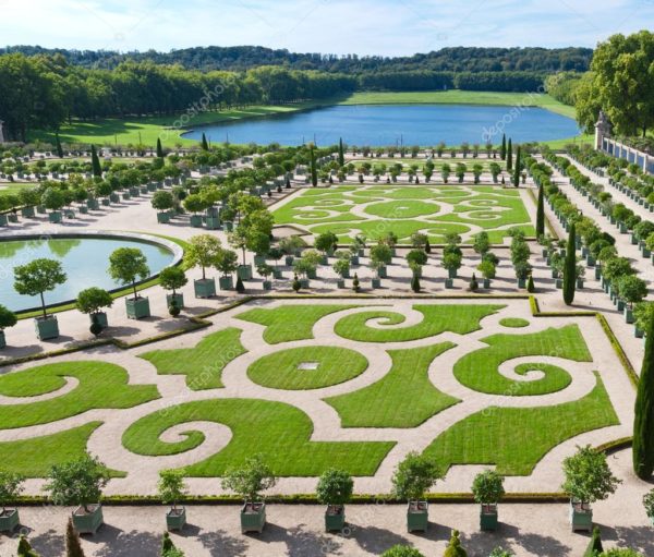 Park i Versailles i Frankrike med möster i gräset från grått grus.