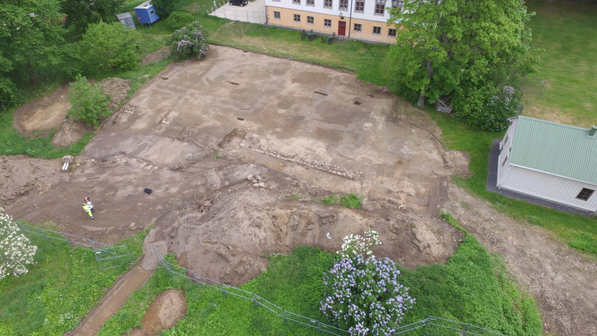Flygfoto över herrgården och det arkeologiska området.