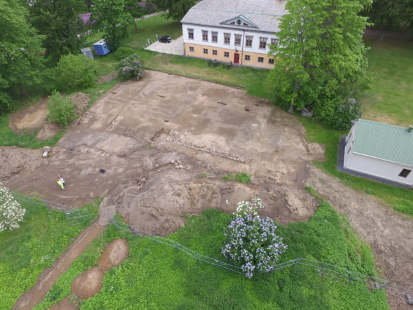 Flygfoto över herrgården och det arkeologiska området.