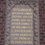 Inskriptionstavlan på nässjö stadshus i röd granit
