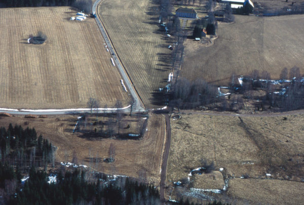 Flygfoto från Edshult med säteribyggnaden i bakgrunden, kyrkoplatsen till vänster och borgruinen i förgrunden.