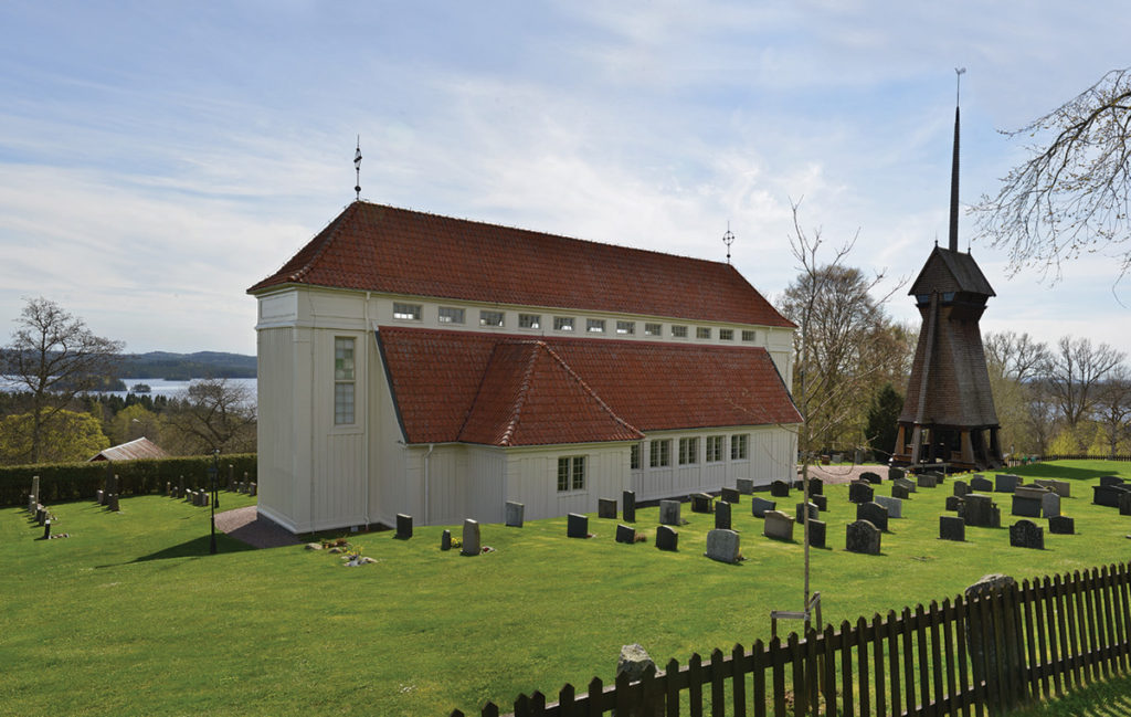Stengårdshults kyrka och klockstapel.