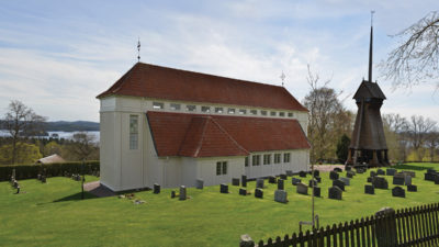 Stengårdshults kyrka och klockstapel.