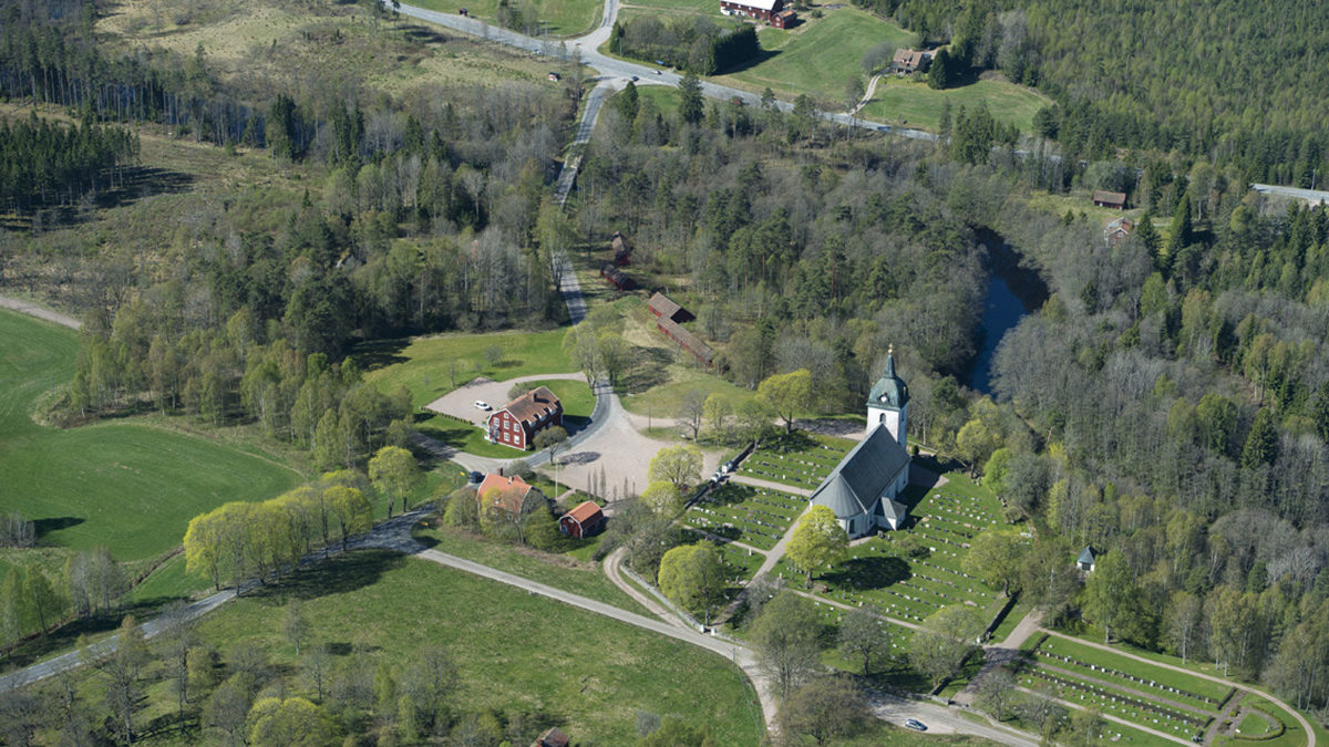 Flygfoto av Villstads kyrkby.