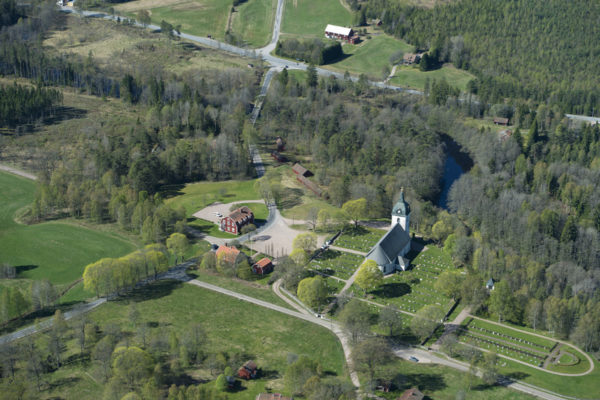 Flygfoto av Villstads kyrkby.