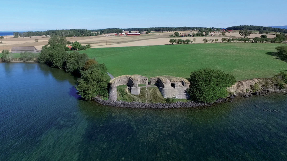 Borgruinen vid Näs från sjösidan.